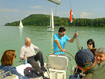 Vitorlázás - egy igazi csapatsport! A résztvevők egyből ki is próbálhatják újonnan szerzett ismereteiket a Balaton vizén